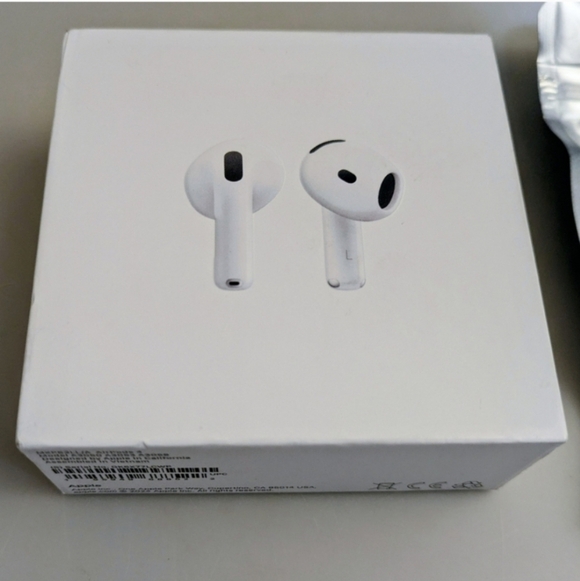 NWT Apple AirPods 4 & Ear Tips